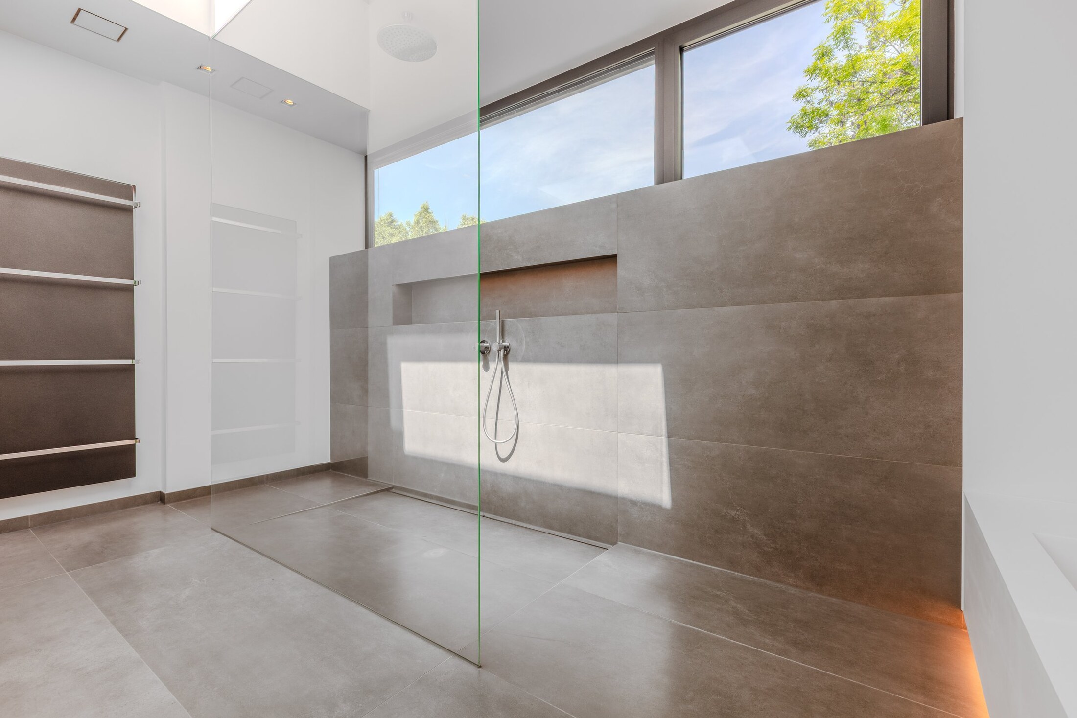 Badezimmer mit freistehender Wanne und Schminktisch