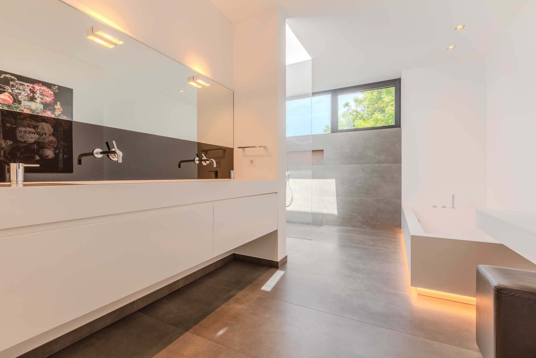 Ensuite-Bad mit Doppelwaschtisch und Rain-Shower