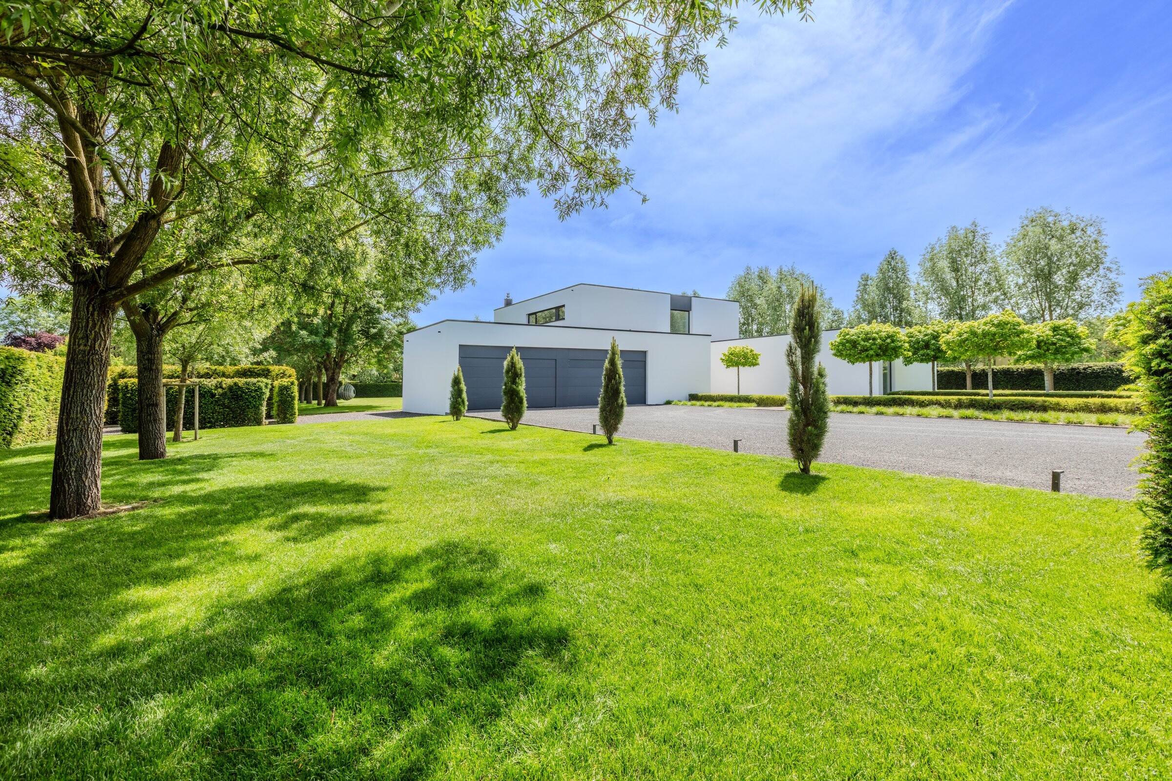 Bauhausvilla eingebettet in parkähnliches Grundstück im Sommer