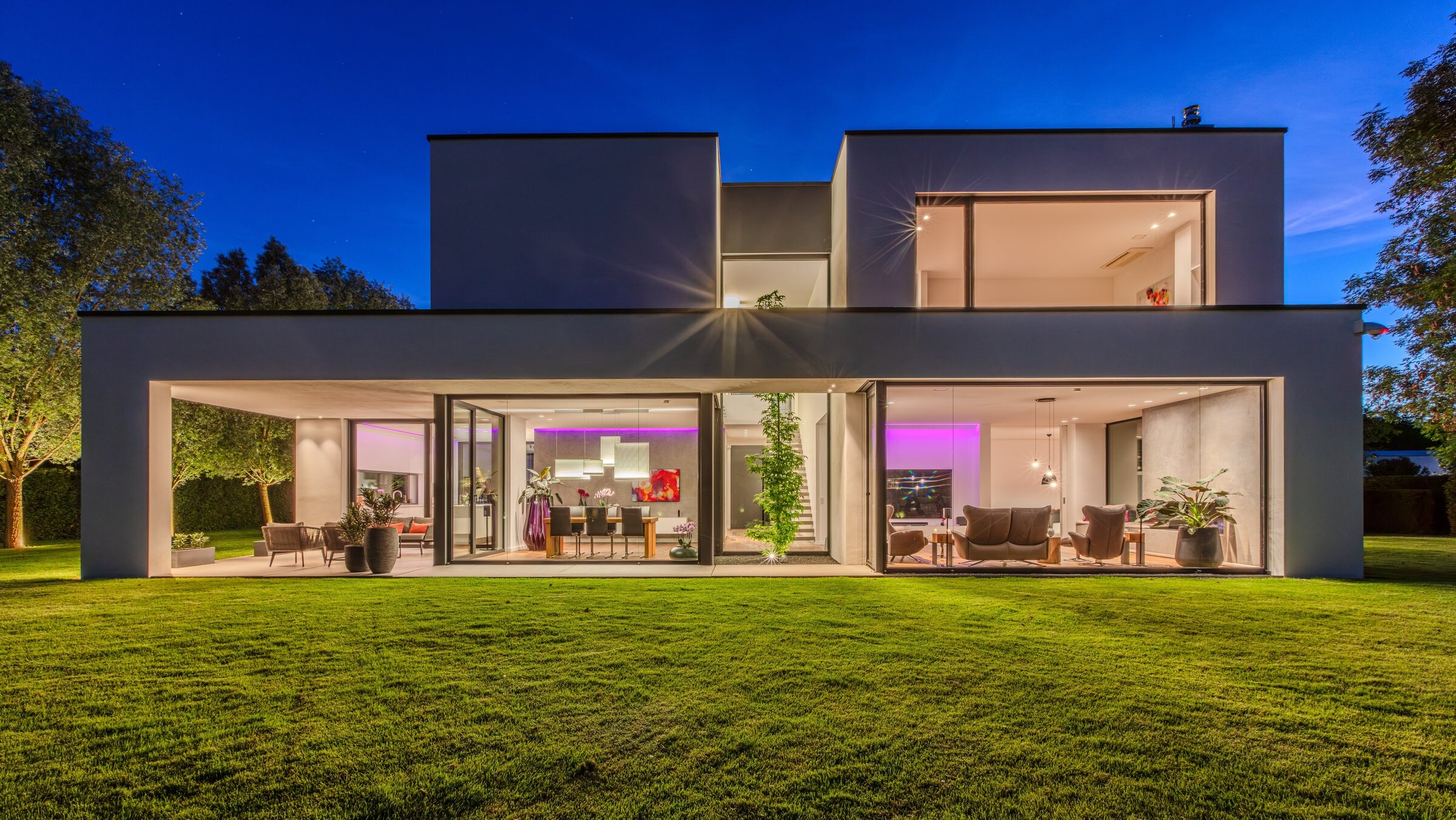 Bauhausvilla bei Nacht — beleuchtete Glasfronten