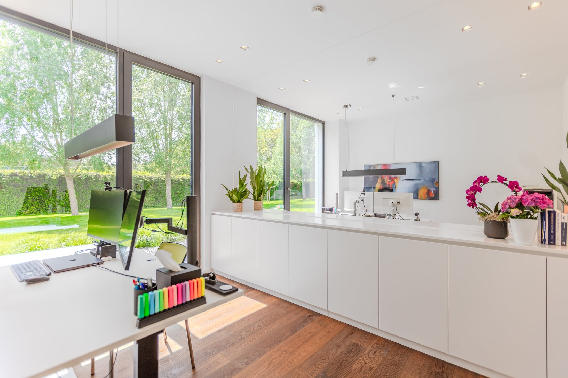 Zwei Arbeitszimmer mit Glaswand, Tageslicht und Gartenblick