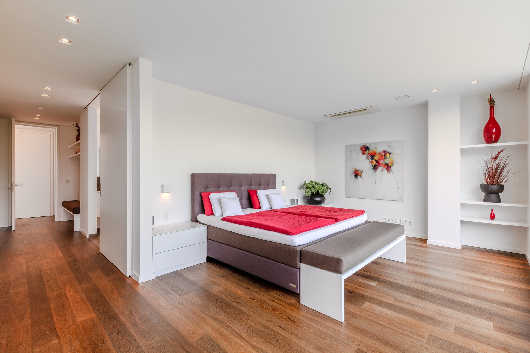 Master Suite mit Panoramafenster und Gartenblick