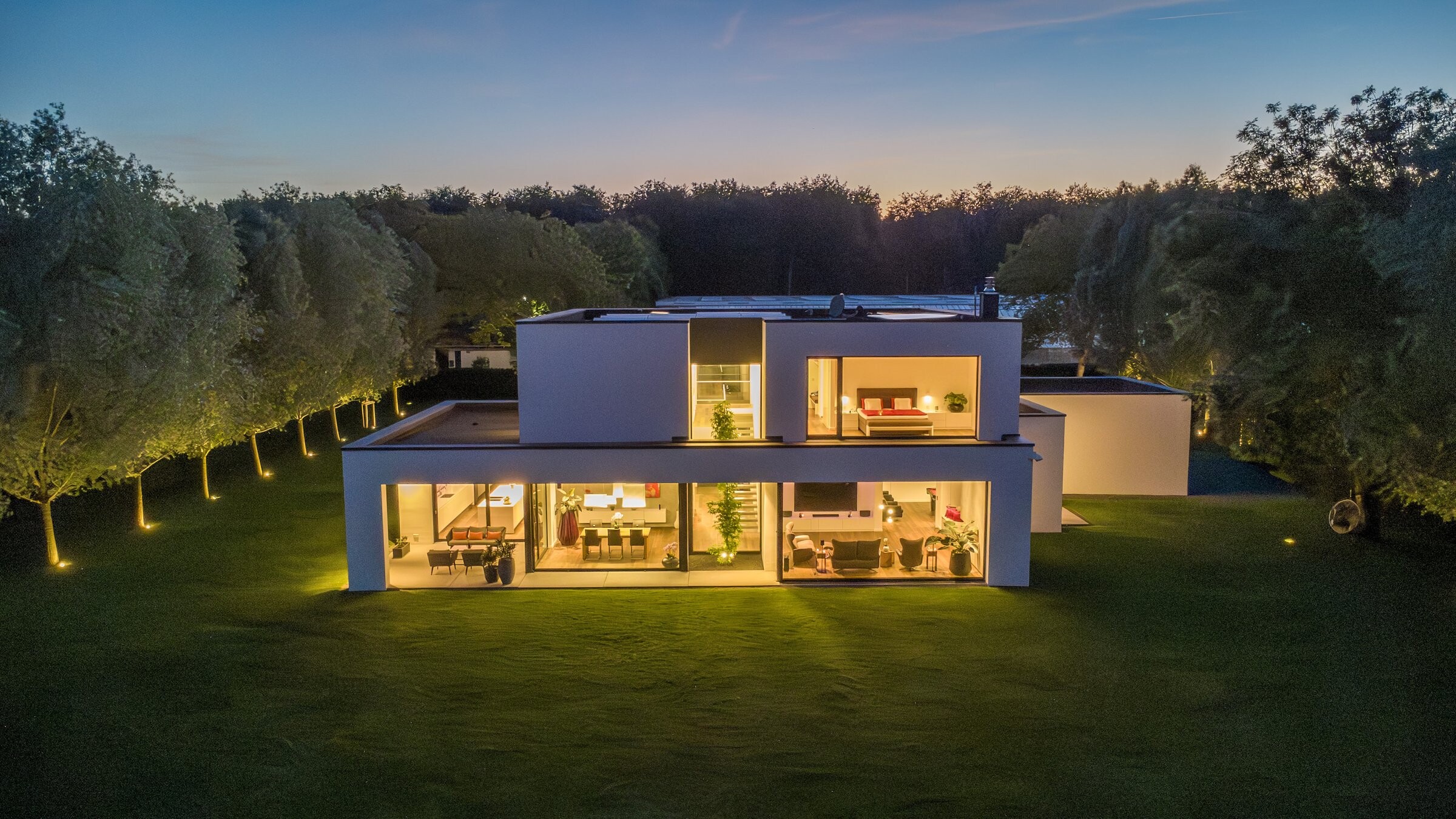 Bauhausvilla in violettem Abendlicht